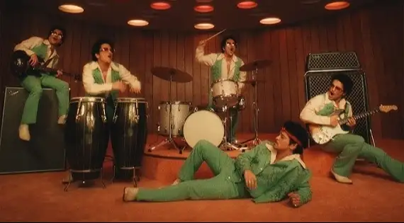 Veja o clipe da nova música, "I Just Might", com a letra e a tradução!