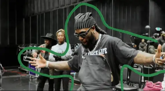 Veja o novo clipe, "Love", com a letra e a tradução!