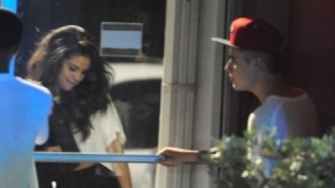 Justin Bieber e Selena Gomez aparecem juntos em est&uacute;dio
