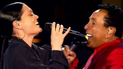 Ouça Jessie J cantando "Cruisin'" ao lado de Smokey Robinson