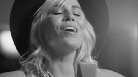 Natasha Bedingfield libera o clipe de "Hope"
