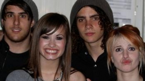 Demi Lovato revela que novo &aacute;lbum ter&aacute; m&uacute;sicas inspiradas em Hayley Williams do Paramore