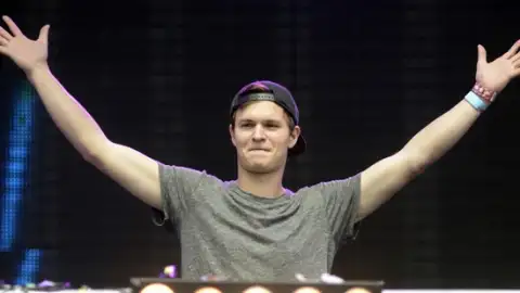 Ansel Elgort, ator de "A Culpa É Das Estrelas", assina contrato com a Island Records