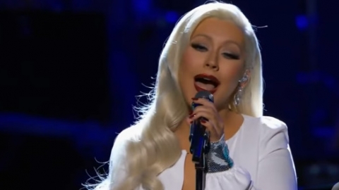 Christina Aguilera faz performance do cl&aacute;ssico "Stormy Weather"