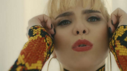Veja o clipe da dançante "Lullaby" parceria do DJ Sigala com Paloma Faith