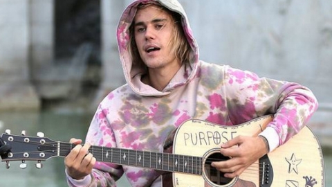 Justin Bieber faz serenata para Hailey Baldwin nas ruas de Londres