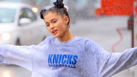 Ariana Grande caminha na chuva pelas ruas de Nova Iorque e muito mais nas imagens da semana