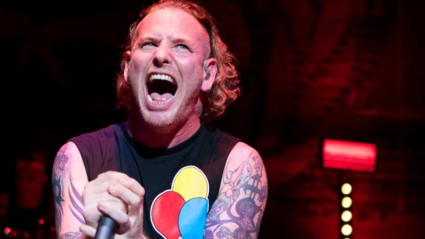 "Babaca", diz Corey Taylor sobre Adam Levine  ap&oacute;s cantor criticar o rock n' roll