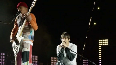 Red Hot Chili Peppers fazem show nas pirâmides do Egito. Veja na íntegra!