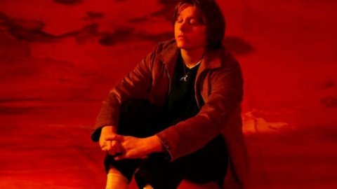 Lewis Capaldi fica no topo da parada brit&acirc;nica de &aacute;lbuns e supera todo o resto do top 10 somado