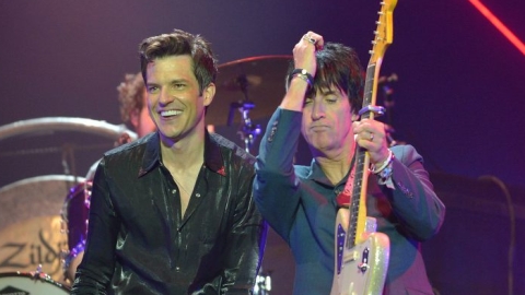 The Killers, Kylie Minogue, Miley Cyrus e mais se apresentam no Glastonbury Festival. Veja!