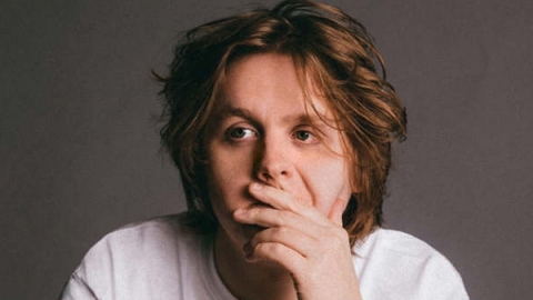 &Aacute;lbum de Lewis Capaldi volta ao topo da parada brit&acirc;nica