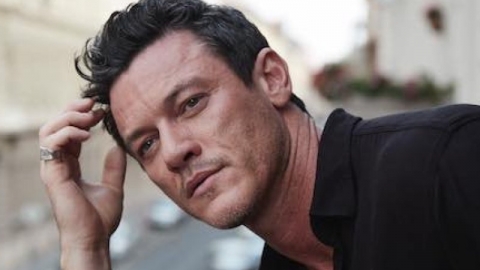 Luke Evans faz sua estreia no mundo da m&uacute;sica com single e clipe, "Love Is A Battlefield"