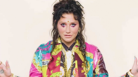 Kesha canta m&uacute;sicas de Lizzo, Kelly Clarkson e Dolly Parton em jogo estilo "Qual &eacute; a M&uacute;sica"