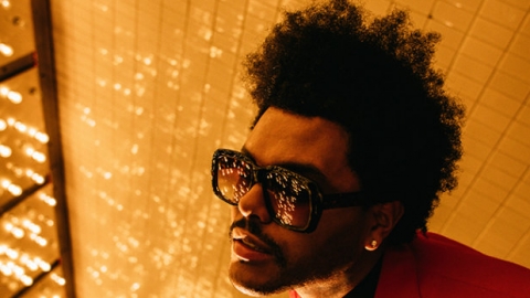 "Blinding Lights" de The Weeknd segue no topo da parada britânica de singles