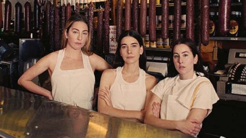 Com "Women In Music, Pt. III", HAIM volta a ter um álbum em primeiro lugar no Reino Unido