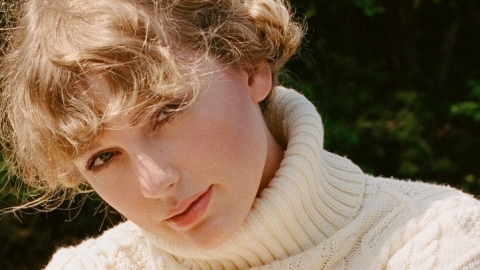 Taylor Swift lan&ccedil;a o novo &aacute;lbum, "Folklore". Escute com todas as letras!