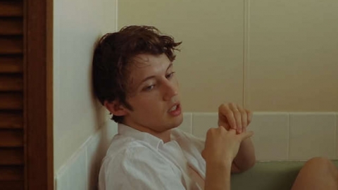 Troye Sivan lan&ccedil;a "Rager teenager!". Ou&ccedil;a a nova m&uacute;sica do cantor!