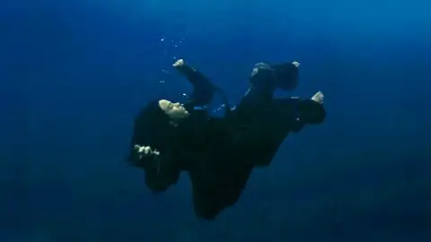 Billie Eilish estreia no topo da parada britânica de álbuns e emplaca três singles no top 10