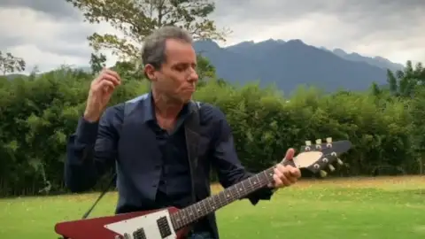 Tony Bellotto, guitarrista dos Titãs, revela que está com câncer no pâncreas