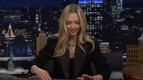 Amanda Seyfried surpreende estrelas da música ao cantar "California", de Joni Mitchell, na TV!