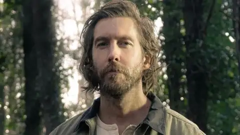 Calvin Harris une música eletrônica e country em sua nova música, "SMOKE THE PAIN AWAY"