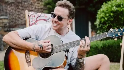 Danny Jones, do McFly, se pronuncia após ser flagrado traindo a esposa