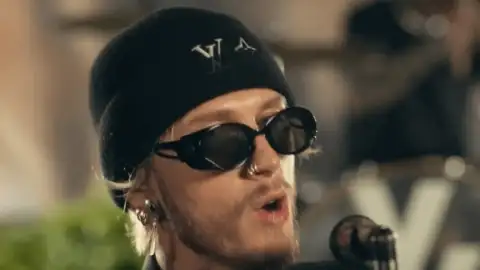 Machine Gun Kelly lança single em homenagem a falecido amigo. Veja o clipe de "your name forever"!