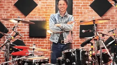 Guns N' Roses anuncia Isaac Carpenter como novo baterista. Saiba mais sobre o músico!
