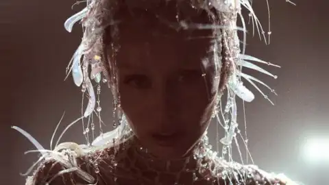 Miley Cyrus anuncia data de lançamento de seu novo álbum, "Something Beautiful"