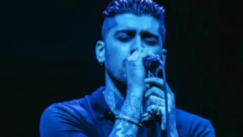 Zayn Malik faz homenagem ao One Direction em show após 10 anos de sua saída da banda. Veja!