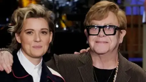 Elton John retorna ao SNL após 12 anos para performance com Brandi Carlile