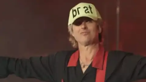 Billie Joe Armstrong, do Green Day, usa boné "Brat" e acaba com rumores de "treta" com Charli XCX