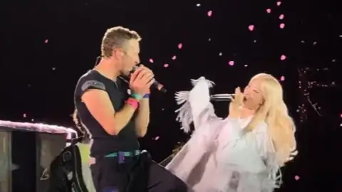 Coldplay recebe ROSÉ para performance de "APT." em Seul. Veja!
