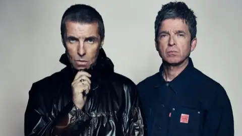 Liam e Noel Gallagher passam Páscoa juntos em família antes da turnê do Oasis