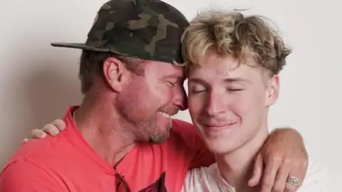 Filho de Brian Littrell, dos Backstreet Boys, é eliminado do American Idol e recebe apoio do pai