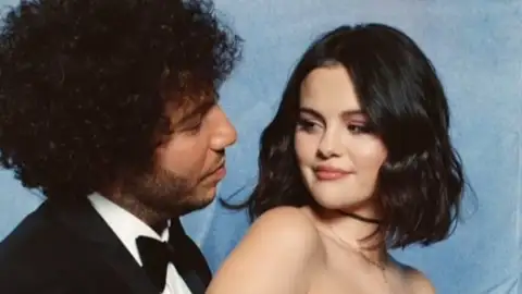 Benny Blanco presenteia Selena Gomez com uma sessão de fotos de baile de formatura