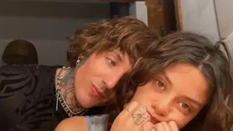 Oli Sykes, do Bring Me The Horizon, e sua esposa brasileira, Alissa Salls, estão esperando gêmeos