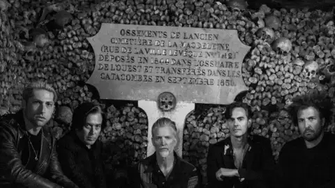 Queens Of The Stone Age anuncia o filme "Alive in the Catacombs". Veja o trailer!