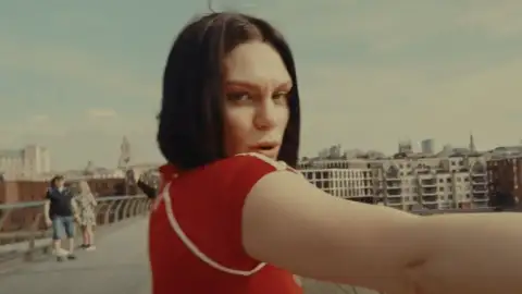 Jessie J mostra sua nova música, "Living My Best Life". Veja o clipe com a letra e a tradução!