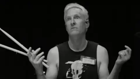 Foo Fighters demite o baterista Josh Freese