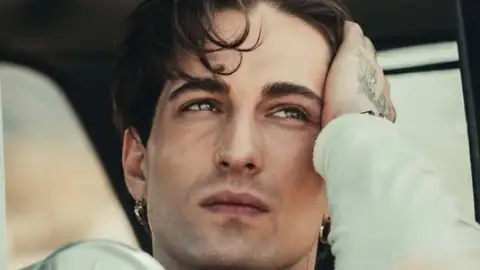 Damiano David, do Måneskin, lança seu primeiro álbum solo, "FUNNY little FEARS"