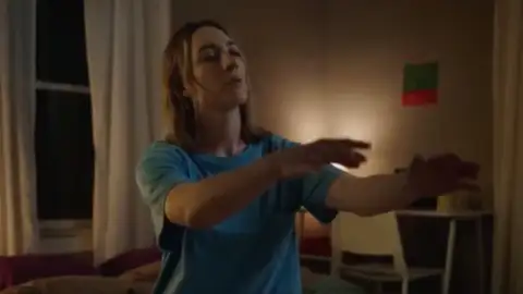 Talking Heads lançam clipe para "Psycho Killer" em comemoração ao 50º aniversário da banda