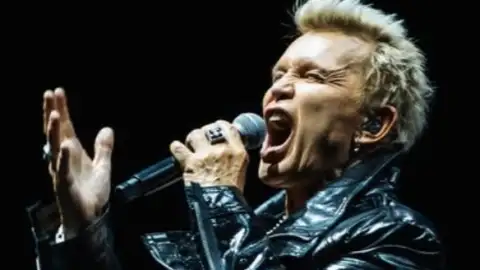 Billy Idol relembra overdose quase fatal em 1984: "Eu estava basicamente morrendo"