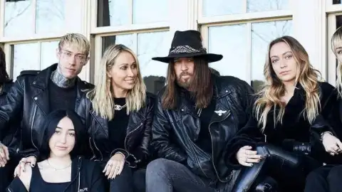 Trace Cyrus volta a criticar o pai, Billy Ray Cyrus: "Tão faminto pela fama que é patético"