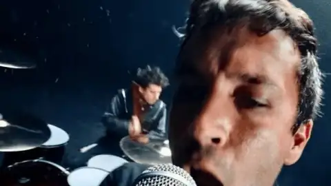 Twenty One Pilots lança seu novo single, "The Contract". Veja o clipe com a letra e a tradução!