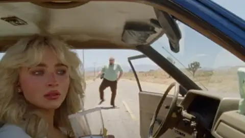 Sabrina Carpenter conquista o topo da parada de singles dos EUA com novo o single "Manchild"