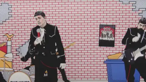 The Hives está de volta com o poderoso single "Paint A Picture". Veja o clipe com letra e tradução!