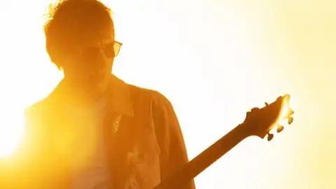 Ed Sheeran deixa violão de lado e aposta no rock em nova música, "Drive". Ouça com letra e tradução!