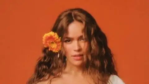 KAROL G celebra raízes latinas no novo álbum, "Tropicoqueta". Ouça com todas as letras